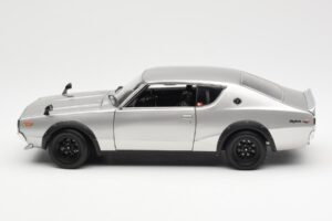 Nissan Skyline 2000 GT-R KPGC110 Srebrny Kyosho 1:18 08255S Metal — zdjęcie 4 z 8