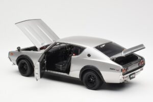 Nissan Skyline 2000 GT-R KPGC110 Srebrny Kyosho 1:18 08255S Metal — zdjęcie 5 z 8
