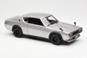 Nissan Skyline 2000 GT-R KPGC110 Srebrny Kyosho 1:18 08255S Metal — zdjęcie 6 z 8