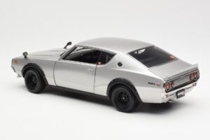 Nissan Skyline 2000 GT-R KPGC110 Srebrny Kyosho 1:18 08255S Metal — zdjęcie 7 z 8
