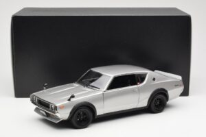 Nissan Skyline 2000 GT-R KPGC110 Srebrny Kyosho 1:18 08255S Metal — zdjęcie 8 z 8