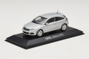 Opel Astra H GTC Srebrny Minichamps 1:43 ASTRA003 Metal — zdjęcie 2 z 4