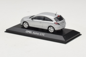 Opel Astra H GTC Srebrny Minichamps 1:43 ASTRA003 Metal — zdjęcie 3 z 4
