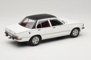 Opel Commodore B Biały MCG 1:18 MCG18564 Metal — zdjęcie 2 z 6