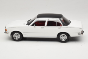 Opel Commodore B Biały MCG 1:18 MCG18564 Metal — zdjęcie 3 z 6