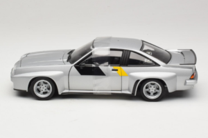 Opel Manta 400 Homologation Srebrny Revell 1:18 8491 Metal — zdjęcie 3 z 6