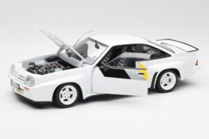 Opel Manta 400 Homologation Biały Revell 1:18 8819 Metal — zdjęcie 2 z 8