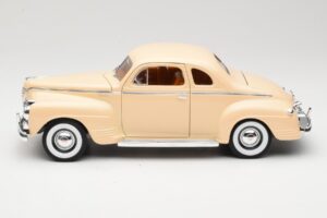 Plymouth Coupe Beżowy Road Signature 1:18 92398 Metal — zdjęcie 4 z 8