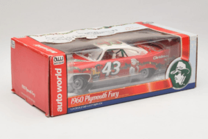 Plymouth Fury #43 R. Petty NASCAR 1960 Auto World 1:24 AW24003/06 Metal — zdjęcie 2 z 3