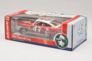 Plymouth Fury #43 R. Petty NASCAR 1960 Auto World 1:24 AW24003/06 Metal — zdjęcie 3 z 3
