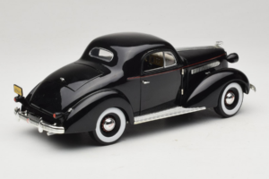 Pontiac Deluxe Czarny Signature Models 1:18 18106 Metal — zdjęcie 3 z 8