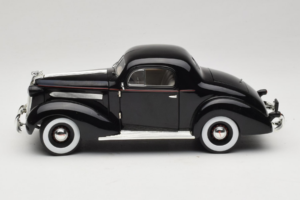 Pontiac Deluxe Czarny Signature Models 1:18 18106 Metal — zdjęcie 4 z 8
