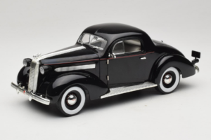 Pontiac Deluxe Czarny Signature Models 1:18 18106 Metal