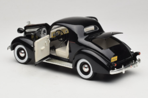 Pontiac Deluxe Czarny Signature Models 1:18 18106 Metal — zdjęcie 5 z 8