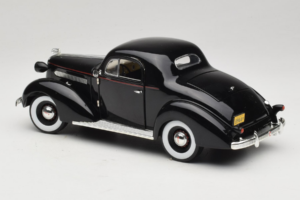 Pontiac Deluxe Czarny Signature Models 1:18 18106 Metal — zdjęcie 7 z 8