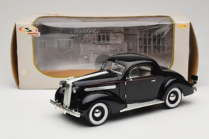 Pontiac Deluxe Czarny Signature Models 1:18 18106 Metal — zdjęcie 8 z 8