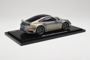 Porsche 911 Turbo S 992 Silver Bamboo Chromaflire With Display Case Spark 1:18 WAP0219100RTSS Żywica — zdjęcie 3 z 7