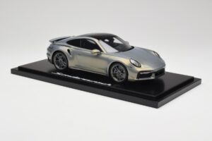 Porsche 911 Turbo S 992 Silver Bamboo Chromaflire With Display Case Spark 1:18 WAP0219100RTSS Żywica — zdjęcie 4 z 7