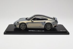 Porsche 911 Turbo S 992 Silver Bamboo Chromaflire With Display Case Spark 1:18 WAP0219100RTSS Żywica