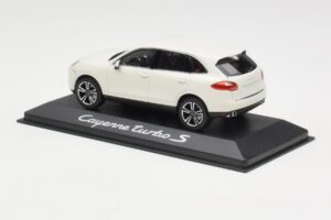 Porsche Cayenne 958 Turbo S Biały Minichamps 1:43 WAP0200220C Metal — zdjęcie 3 z 4
