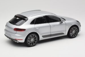 Porsche Macan Turbo 95B Srebrny Minichamps 1:18 110062504 Metal — zdjęcie 3 z 8