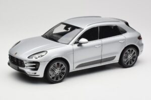 Porsche Macan Turbo 95B Srebrny Minichamps 1:18 110062504 Metal