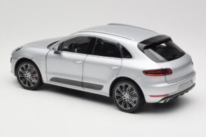 Porsche Macan Turbo 95B Srebrny Minichamps 1:18 110062504 Metal — zdjęcie 5 z 8