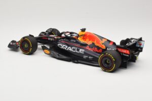 Red Bull Racing RB18 #1 M. Verstappen Winner Miami GP 2022 Minichamps 1:18 110220501 Metal — zdjęcie 5 z 6