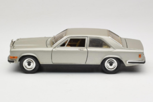 Rolls-Royce Camargue Srebrny Edycja Diamond Bburago 1:18 3001-M3 Metal — zdjęcie 4 z 8