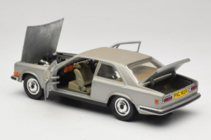 Rolls-Royce Camargue Srebrny Bburago 1:18 3001-M2 Metal — zdjęcie 5 z 8