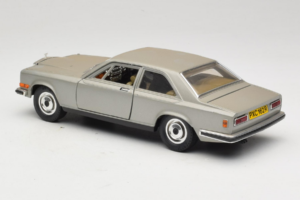 Rolls-Royce Camargue Srebrny Bburago 1:18 3001-M2 Metal — zdjęcie 7 z 8