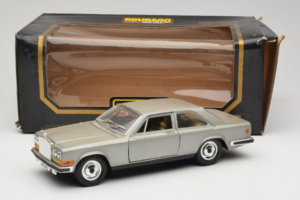 Rolls-Royce Camargue Srebrny Bburago 1:18 3001-M2 Metal — zdjęcie 8 z 8