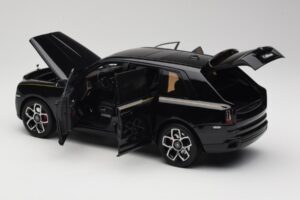 Rolls-Royce Cullinan Czarny Z Gold Coachline & Shadow Wheels OEM 1:18 028-15A Metal — zdjęcie 5 z 8