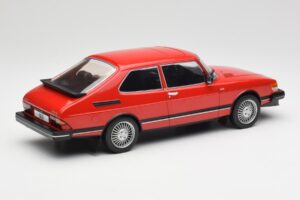 Saab 900 GL Czerwony MCG 1:18 MCG18340 Metal — zdjęcie 3 z 6