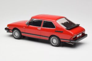 Saab 900 GL Czerwony MCG 1:18 MCG18340 Metal — zdjęcie 4 z 6