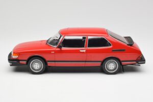 Saab 900 GL Czerwony MCG 1:18 MCG18340 Metal — zdjęcie 5 z 6