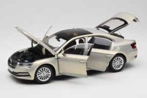 Skoda Superb Mk3 Złoty Paudi Model 1:18 ZSS000006GOLD Metal — zdjęcie 2 z 8