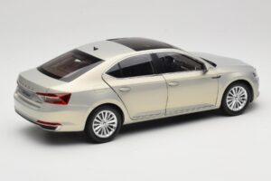 Skoda Superb Mk3 Złoty Paudi Model 1:18 ZSS000006GOLD Metal — zdjęcie 3 z 8