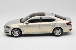 Skoda Superb Mk3 Złoty Paudi Model 1:18 ZSS000006GOLD Metal — zdjęcie 4 z 8