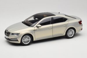 Skoda Superb Mk3 Złoty Paudi Model 1:18 ZSS000006GOLD Metal