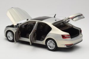 Skoda Superb Mk3 Złoty Paudi Model 1:18 ZSS000006GOLD Metal — zdjęcie 5 z 8