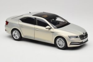 Skoda Superb Mk3 Złoty Paudi Model 1:18 ZSS000006GOLD Metal — zdjęcie 6 z 8