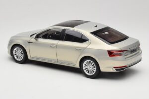 Skoda Superb Mk3 Złoty Paudi Model 1:18 ZSS000006GOLD Metal — zdjęcie 7 z 8