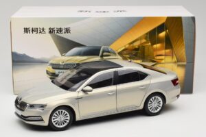 Skoda Superb Mk3 Złoty Paudi Model 1:18 ZSS000006GOLD Metal — zdjęcie 8 z 8