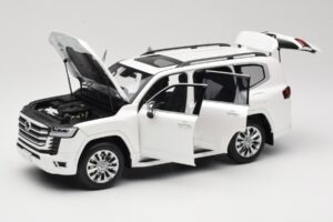 Toyota Land Cruiser J300 ZX Biały LCD 1:18 LCD18013-ZX-WH Metal — zdjęcie 2 z 8