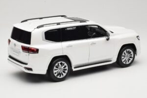 Toyota Land Cruiser J300 ZX Biały LCD 1:18 LCD18013-ZX-WH Metal — zdjęcie 3 z 8