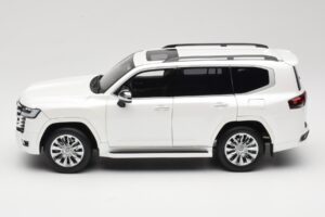 Toyota Land Cruiser J300 ZX Biały LCD 1:18 LCD18013-ZX-WH Metal — zdjęcie 4 z 8