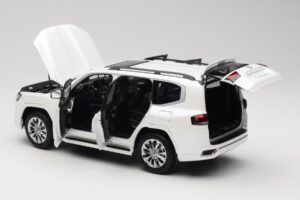 Toyota Land Cruiser J300 ZX Biały LCD 1:18 LCD18013-ZX-WH Metal — zdjęcie 5 z 8