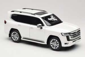 Toyota Land Cruiser J300 ZX Biały LCD 1:18 LCD18013-ZX-WH Metal — zdjęcie 6 z 8