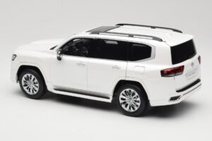 Toyota Land Cruiser J300 ZX Biały LCD 1:18 LCD18013-ZX-WH Metal — zdjęcie 7 z 8
